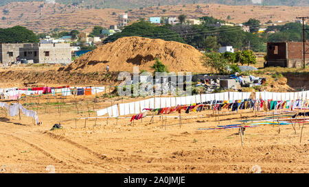 Die Kleidung ist auf den Seilen, Puttaparthi, Indien getrocknet Stockfoto