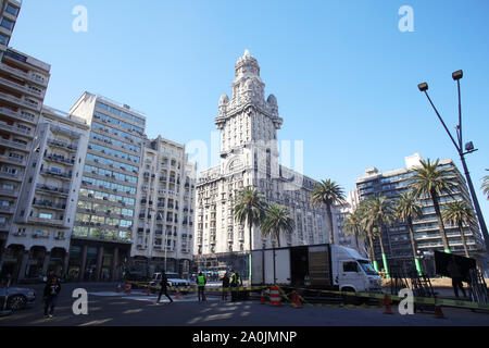 Buenos Aires, Argentinien - 15. September 2019: Unbekannter extras Kleid als Kampfsoldaten für die neue Netflix Serie Eroberung im Plaza indep gefilmt Stockfoto