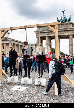 Berlin, Deutschland, Brandenburger Tor. 20. September 2019. Menschen heute sind die Teilnahme am Globalen Klima Streik in mehr als 150 Ländern und es wird vermutet, dass die Aktion die größten ökologischen Protest in der Geschichte sein wird. Berliner am Brandenburger Tor am Mittag versammelt, und die große Menschenmenge bestand aus jungen und alten Menschen aus allen Gesellschaftsschichten. Der Streik fällt zusammen mit der Sitzung des Klima Kabinett der deutschen Regierung Stockfoto