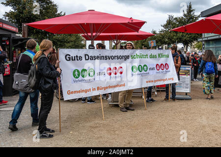 Berlin, Deutschland, Brandenburger Tor. 20. September 2019. Menschen heute sind die Teilnahme am Globalen Klima Streik in mehr als 150 Ländern und es wird vermutet, dass die Aktion die größten ökologischen Protest in der Geschichte sein wird. Berliner am Brandenburger Tor am Mittag versammelt, und die große Menschenmenge bestand aus jungen und alten Menschen aus allen Gesellschaftsschichten. Der Streik fällt zusammen mit der Sitzung des Klima Kabinett der deutschen Regierung Stockfoto