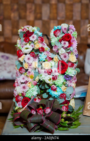 Buchstabe N von Blumen gemacht. Alphabet der Blume Buchstabe n. N aus bunten Blüten rose. Stockfoto