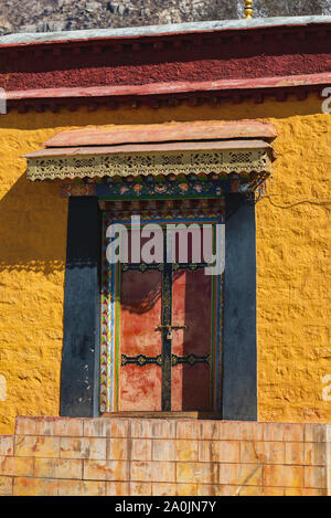 Architektonisches Detail des Klosters Drepung. Das Kloster ist der größte aller tibetischen Klöstern und liegt in den Ausläufern von Lhasa, Tibet. Stockfoto