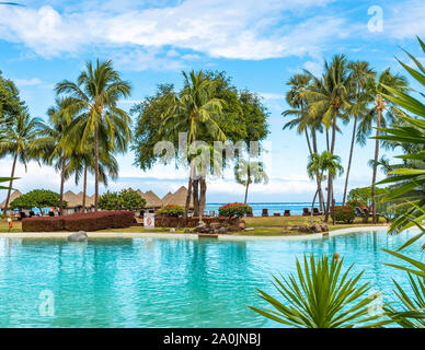 TAHITI, Französisch-polynesien - September 18, 2018: Pool am Meer Stockfoto