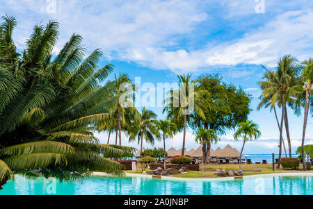 TAHITI, Französisch-polynesien - September 18, 2018: Pool am Meer Stockfoto