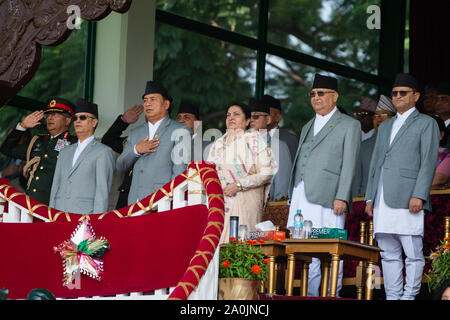 Kathmandu, Nepal. 20 Sep, 2019. (L - R) Leiter der nepalesischen Armee Purna Chandra Thapa, Chief Justice Cholendra Shumsher Rana, Vizepräsident Nanda Bahadur Pun, Präsident von Nepal Bidhya Devi Bhandari, Premierminister KP Sharma Oli und Ganesh Prasad Timalsena, Vorsitzender der Nationalen Versammlung nimmt während der Tag der Verfassung Parade bei Tudikhel, Kathmandu, Nepal am 20. September 2019. (Foto durch Prabin Ranabhat/Pacific Press) Quelle: Pacific Press Agency/Alamy leben Nachrichten Stockfoto