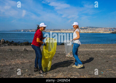 Neapel, Italien. 20 Sep, 2019. Studenten der Scialoja - Cortese Schule in Neapel in der Welt Cleanup Day teilnehmen an der Freien Strand von San Giovanni a Teduccio. Die Aktion ist Teil des Projektes durch das Ministerium für Umwelt und den Schutz des Gebietes und das Meer (Foto von Antonio Balasco/Pacific Press) Quelle: Pacific Press Agency/Alamy Leben Nachrichten gefördert Stockfoto