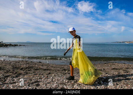 Neapel, Italien. 20 Sep, 2019. Studenten der Scialoja - Cortese Schule in Neapel in der Welt Cleanup Day teilnehmen an der Freien Strand von San Giovanni a Teduccio. Die Aktion ist Teil des Projektes durch das Ministerium für Umwelt und den Schutz des Gebietes und das Meer (Foto von Antonio Balasco/Pacific Press) Quelle: Pacific Press Agency/Alamy Leben Nachrichten gefördert Stockfoto