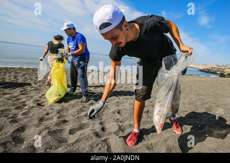 Neapel, Italien. 20 Sep, 2019. Studenten der Scialoja - Cortese Schule in Neapel in der Welt Cleanup Day teilnehmen an der Freien Strand von San Giovanni a Teduccio. Die Aktion ist Teil des Projektes durch das Ministerium für Umwelt und den Schutz des Gebietes und das Meer (Foto von Antonio Balasco/Pacific Press) Quelle: Pacific Press Agency/Alamy Leben Nachrichten gefördert Stockfoto