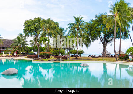 TAHITI, Französisch-polynesien - September 18, 2018: Pool am Meer. Kopieren Sie Platz für Text Stockfoto
