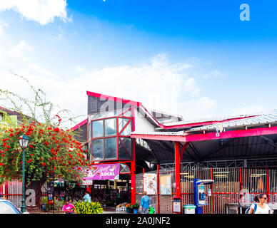 TAHITI, Französisch-polynesien - September 18, 2018: Geschäfte auf einer Straße der Stadt. Kopieren Sie Platz für Text Stockfoto