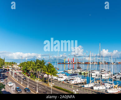 TAHITI, Französisch-polynesien - September 18, 2018: Boote im Hafen der Insel. Kopieren Sie Platz für Text. Ansicht von oben Stockfoto