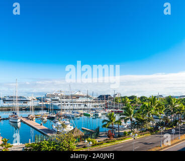 TAHITI, Französisch-polynesien - September 18, 2018: Boote im Hafen der Insel. Kopieren Sie Platz für Text. Ansicht von oben Stockfoto