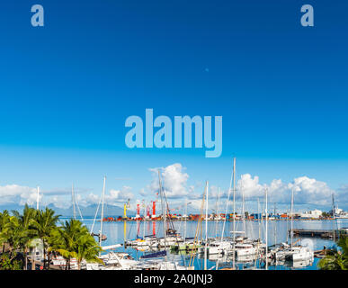 TAHITI, Französisch-polynesien - September 18, 2018: Boote im Hafen der Insel. Kopieren Sie Platz für Text. Ansicht von oben Stockfoto