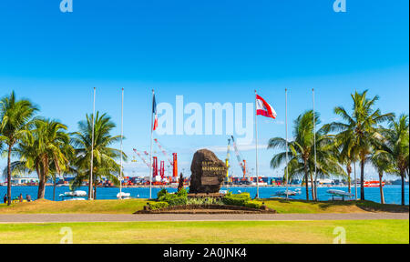 TAHITI, Französisch-polynesien - September 18, 2018: Stein Denkmal auf dem Damm. Kopieren Sie Platz für Text Stockfoto