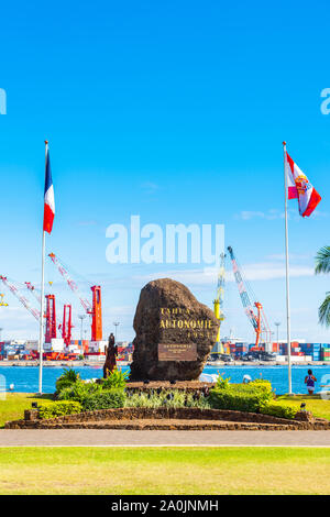 TAHITI, Französisch-polynesien - September 18, 2018: Stein Denkmal auf dem Damm. Kopieren Sie Platz für Text. Vertikale Stockfoto