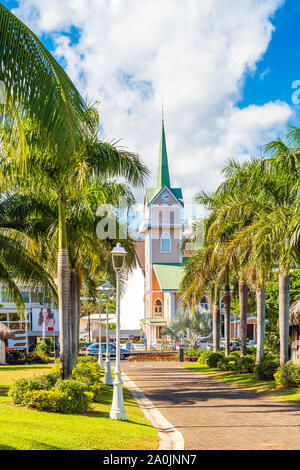 TAHITI, Französisch-polynesien - September 18, 2018: Palm Gasse am Wasser. Vertikale Stockfoto