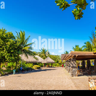 TAHITI, Französisch-polynesien - September 18, 2018: Die Stadt Gasse mit Pavillons und Bänke. Kopieren Sie Platz für Text Stockfoto