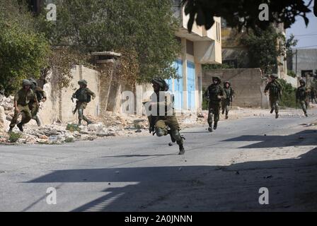 Nablus. 20 Sep, 2019. Israelische Soldaten bei Zusammenstößen mit palästinensischen Demonstranten protestieren gegen die Ausweitung der jüdischen Siedlungen in Kufr Qadoom Dorf in der Nähe der Stadt Nablus im Westjordanland, Sept. 20, 2019. Quelle: Xinhua/Alamy leben Nachrichten Stockfoto