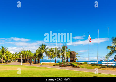 TAHITI, Französisch-polynesien - September 18, 2018: Stein Denkmal auf dem Damm. Kopieren Sie Platz für Text Stockfoto