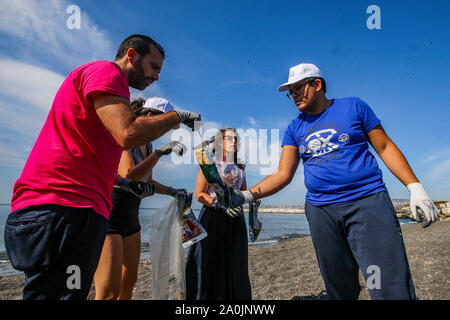 Neapel, Italien. 20 Sep, 2019. Studenten der Scialoja - Cortese Schule in Neapel in der Welt Cleanup Day teilnehmen an der Freien Strand von San Giovanni a Teduccio. Die Aktion ist Teil des Projektes durch das Ministerium für Umwelt und den Schutz des Gebietes und das Meer (Foto von Antonio Balasco/Pacific Press) Quelle: Pacific Press Agency/Alamy Leben Nachrichten gefördert Stockfoto