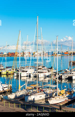 TAHITI, Französisch-polynesien - September 18, 2018: Segeln Boote im Hafen. Vertikale Stockfoto
