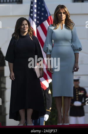 Washington DC, USA. 20 Sep, 2019. Washington DC, USA. 20 Sep, 2019. First Lady Melania Trump (2-L) und österreichischen Ministerpräsidenten Scoo Morrison's Frau Jennifer stehen für die Nationalhymne während der Begrüßungszeremonie im Weißen Haus in Washington, DC am Freitag, 20. September 2019. Foto von Kevin Dietsch/UPI. Quelle: UPI/Alamy leben Nachrichten Stockfoto