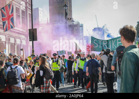 Westminster, London, UK, 20. Sep 2019. Als der Nachmittag weiterkommt, Demonstranten machen sich auf den Weg nach Whitehall, und Richtung Trafalgar Square. Zehntausende von Kindern, Jugendlichen und Erwachsenen Protest für Klimaschutz und gegen die Ursachen des Klimawandels in der britischen Hauptstadt. Viele ähnliche Proteste in Städten rund um die Welt in einem Tag der globalen Klimapolitik. Stockfoto