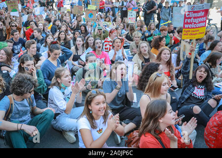 Westminster, London, UK, 20. Sep 2019. Die Demonstranten eine Sitzen Streik außerhalb der Downing Street. Als der Nachmittag weiterkommt, Demonstranten machen sich auf den Weg nach Whitehall, und Richtung Trafalgar Square. Zehntausende von Kindern, Jugendlichen und Erwachsenen Protest für Klimaschutz und gegen die Ursachen des Klimawandels in der britischen Hauptstadt. Viele ähnliche Proteste in Städten rund um die Welt in einem Tag der globalen Klimapolitik. Stockfoto