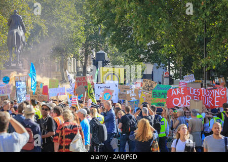 Westminster, London, UK, 20. Sep 2019. Als der Nachmittag weiterkommt, Demonstranten machen sich auf den Weg nach Whitehall, und Richtung Trafalgar Square. Zehntausende von Kindern, Jugendlichen und Erwachsenen Protest für Klimaschutz und gegen die Ursachen des Klimawandels in der britischen Hauptstadt. Viele ähnliche Proteste in Städten rund um die Welt in einem Tag der globalen Klimapolitik.