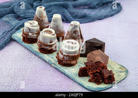 Pastete in tartolet auf dem Tisch. Hausgemachte mini Torten mit Schokolade. Stockfoto