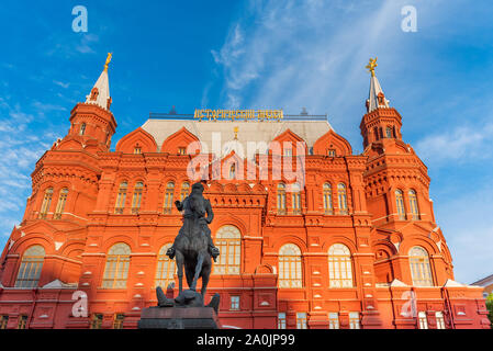 Moskau, Russland - 16. MAI 2019: Denkmal für Marschall Schukow auf dem Hintergrund der Staatlichen Historischen Museum Stockfoto