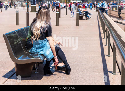 Mädchen sind auf einer Bank sitzen, Sydney, Australien. Mit selektiven Fokus Stockfoto