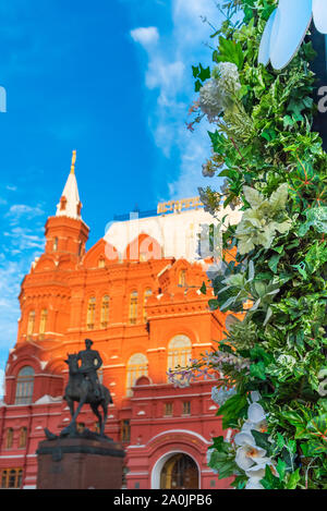 Moskau, Russland - 16. MAI 2019: Blumen auf dem Hintergrund der Denkmal für Marschall Schukow. Vertikale Stockfoto