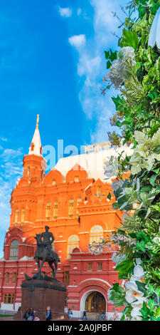 Moskau, Russland - 16. MAI 2019: Blumen auf dem Hintergrund der Denkmal für Marschall Schukow. Vertikale Stockfoto