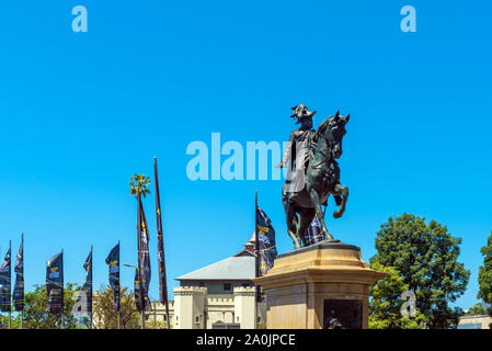 SYDNEY, AUSTRALIEN - 27. OKTOBER 2018: die Statue auf dem Hintergrund des blauen Himmels. Kopieren Sie Platz für Text Stockfoto