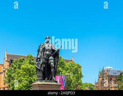 SYDNEY, AUSTRALIEN - 27. OKTOBER 2018: die Statue auf dem Hintergrund des blauen Himmels. Auf blauem Hintergrund isoliert Stockfoto