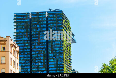 SYDNEY, AUSTRALIEN - 27. OKTOBER 2018: Grüne ökologische Fassade des Hochhauses in Pflanzen bedeckt Stockfoto