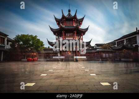 Lange Belichtung einer Pagode im Zentrum der alten Stadt Qibao, ein kleiner historischer Ort in Shanghai, China. Stockfoto