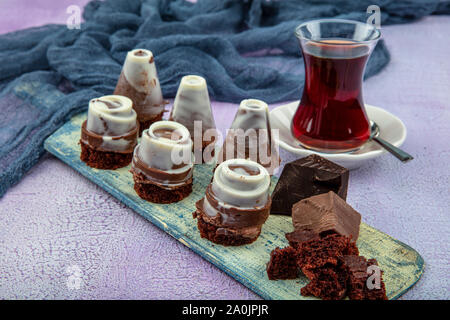 Pastete in tartolet auf dem Tisch. Hausgemachte mini Torten mit Schokolade. Stockfoto