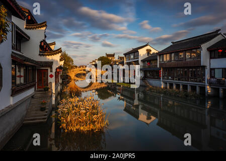 Die Sonne über alte Stadt Qibao, einem historischen Wasser Dorf am Stadtrand von Shanghai, China. Stockfoto