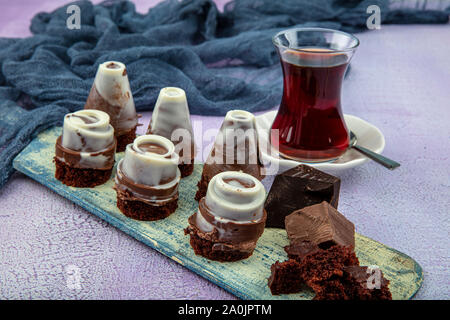 Pastete in tartolet auf dem Tisch. Hausgemachte mini Torten mit Schokolade. Stockfoto