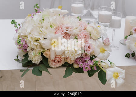Elegante bouquet für Hochzeit Tabelle der frischen Farben von verschiedenen Sorten. Stockfoto