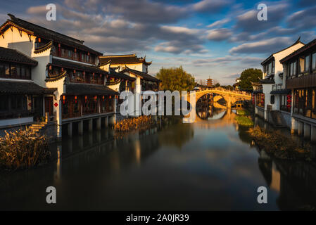 Die Sonne über alte Stadt Qibao, einem historischen Wasser Dorf am Stadtrand von Shanghai, China. Stockfoto