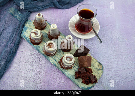 Pastete in tartolet auf dem Tisch. Hausgemachte mini Torten mit Schokolade. Stockfoto