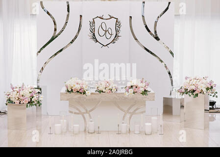 Luxuriöse Hochzeit Präsidium in Weiß mit silberfarbenen Elementen. Bräutigam und der Braut einen eleganten weißen Hintergrund Stockfoto