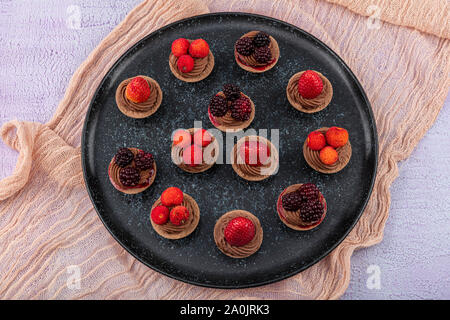 Tartolet mit Sahne Trauben. mini Desserts mit Grütze. Snacks petifur. Stockfoto