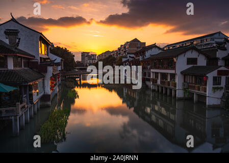 Die Sonne über alte Stadt Qibao, einem historischen Wasser Dorf am Stadtrand von Shanghai, China. Stockfoto