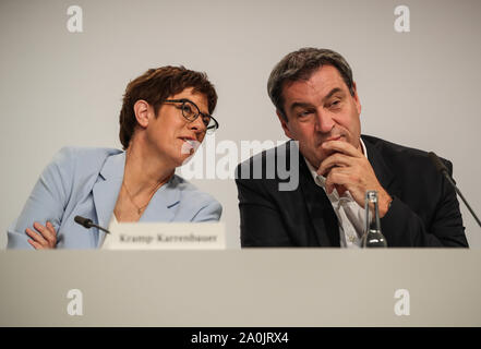 Berlin, Deutschland. 20 Sep, 2019. Verteidigungsminister und Vorsitzende der Christlich Demokratischen Union (CDU), Annegret Kramp-Karrenbauer (L) Gespräche mit Bayerns Ministerpräsident und Führer der Christlich Sozialen Union (CSU), Markus Soeder während einer Pressekonferenz nach der Regierung Treffen am Klima in Berlin, Hauptstadt der Bundesrepublik Deutschland, Sept. 20, 2019. Die Bundesregierung am Freitag einigten sich auf "konkrete Maßnahmen", um die Klimaziele für 2030 zu erreichen, kündigte die offizielle Website der Regierung. Credit: Shan Yuqi/Xinhua/Alamy leben Nachrichten Stockfoto