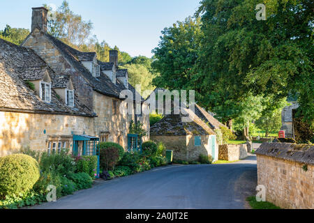 Reihe von Cottages im August abends Sonnenlicht. Snowshill, Cotswolds, Gloucestershire, England Stockfoto