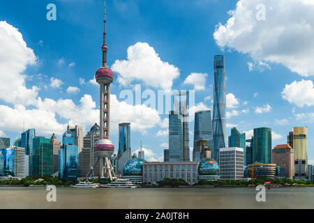 Ein Taxi über eine alte Stahlbrücke in Shanghai, China. Stockfoto